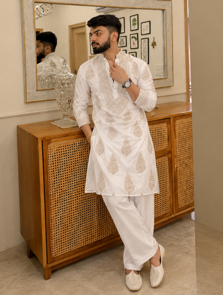 Off White Kurta pyjama Set With Embroidery Work