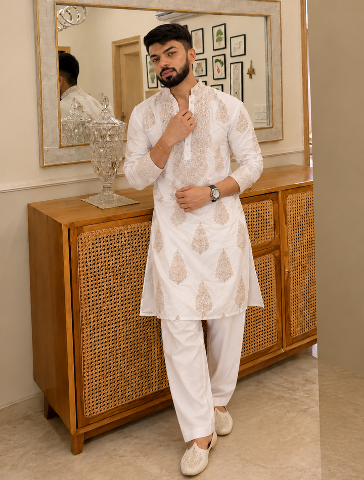 Off White Kurta pyjama Set With Embroidery Work